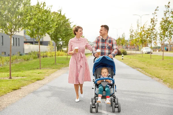 Familie mit Baby im Kinderwagen und Kaffee in der Stadt — Stockfoto