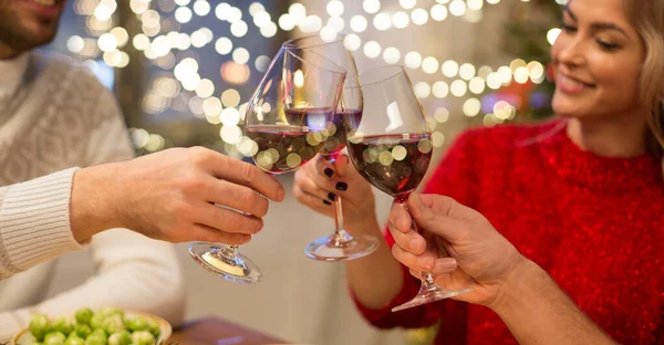 Vicino di amici con vino festeggiano il Natale — Foto Stock