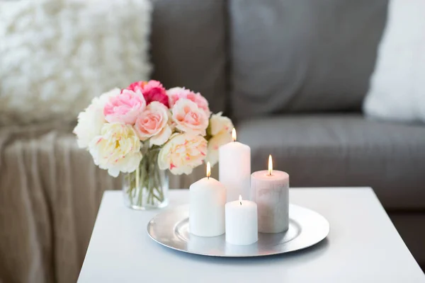 Ljus brinner på bord och blommor på Cozy Home — Stockfoto