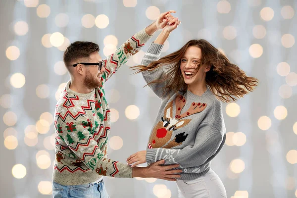 크리스마스 추한 스웨터 파티에서 춤을 추는 커플 — 스톡 사진