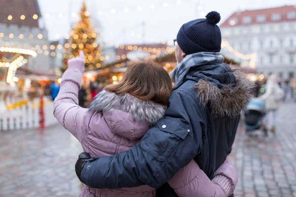 Heureux couple de personnes âgées étreignant au marché de Noël — Photo