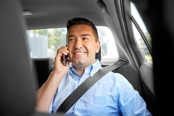 Männlicher Fahrgast ruft im Taxi mit Smartphone an — Stockfoto