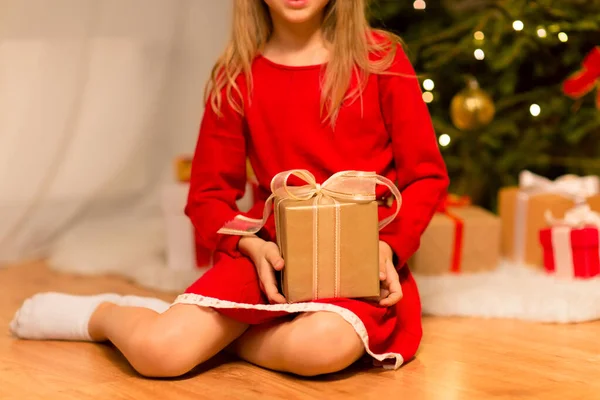 Primer plano de chica con regalo de Navidad en casa —  Fotos de Stock