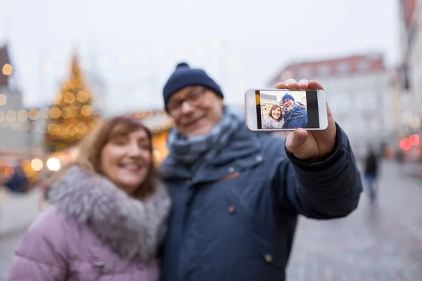 Couple de personnes âgées prenant selfie au marché de Noël — Photo