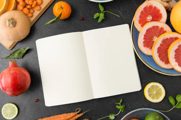 Close-up de caderno, frutas e legumes — Fotografia de Stock