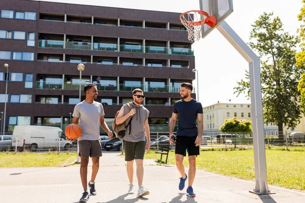 Group of male friends going to play basketball — Stock Photo, Image