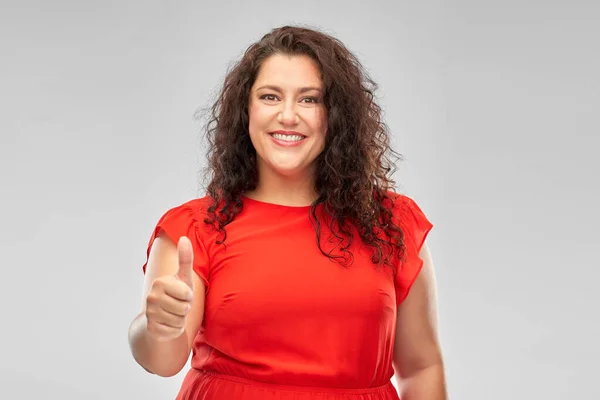 Mulher feliz em vestido vermelho mostrando polegares para cima — Fotografia de Stock