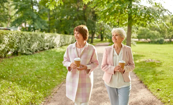 Senior vrouwen of vrienden drinken koffie in Park — Stockfoto