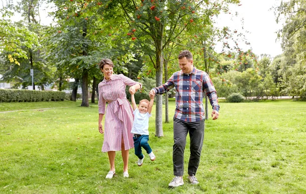 Familia feliz divertirse en el parque de verano — Foto de Stock