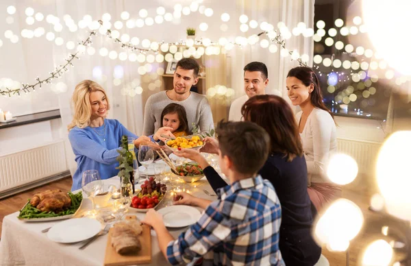 Família feliz jantando em casa — Fotografia de Stock