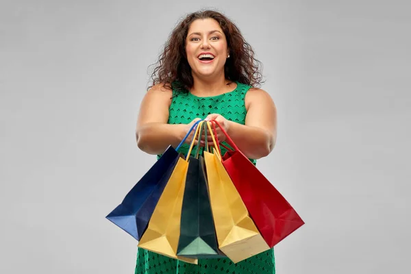 Alışveriş çantalı yeşil elbiseli mutlu kadın. — Stok fotoğraf