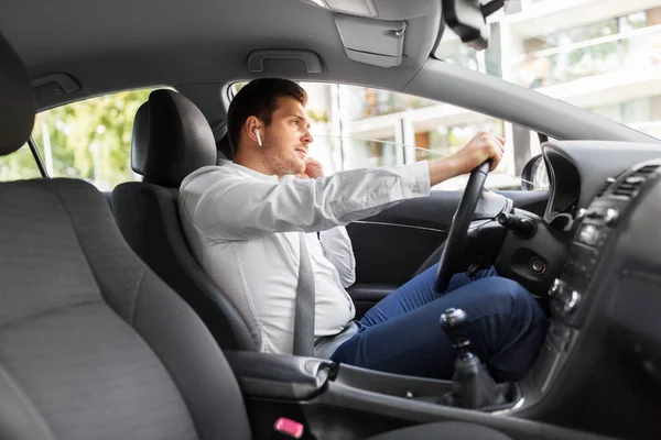 Homme ou conducteur avec écouteurs sans fil voiture de conduite — Photo