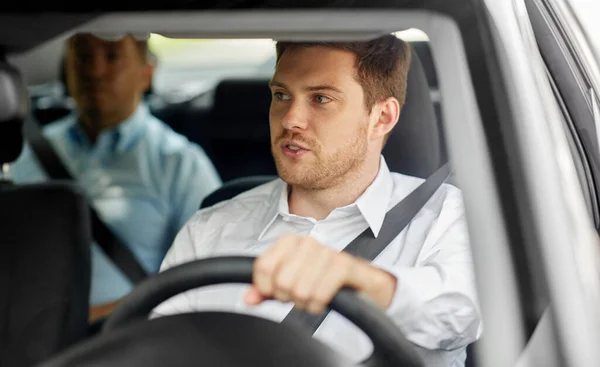 Manlig chaufför som kör bilen med passagerare — Stockfoto