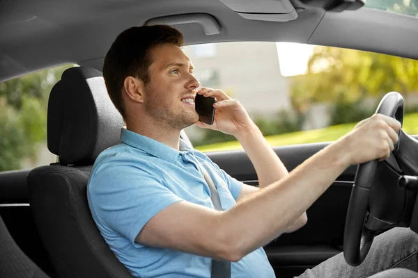 Homme conduisant une voiture et appelant sur smartphone — Photo