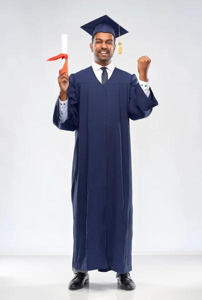 Estudiante de posgrado feliz en mortero con diploma — Foto de Stock
