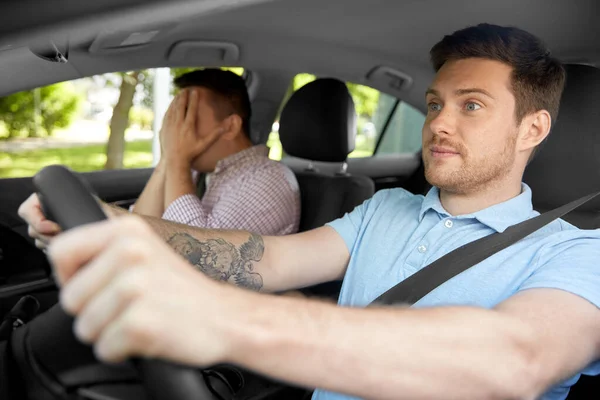 Fahrschullehrer und männlicher Fahrer — Stockfoto