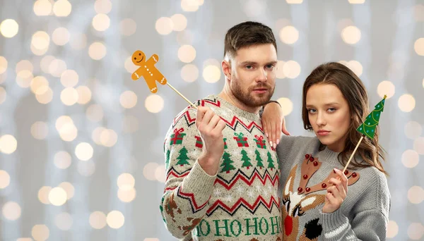 Pár karácsonyi party kellékek csúnya pulóverek — Stock Fotó