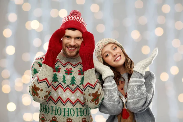 Pareja en suéteres feos y mitones en Navidad — Foto de Stock