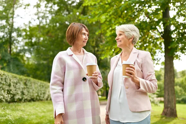 Mujeres mayores o amigos tomando café en el parque — Foto de Stock