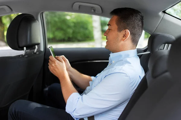 Passageiro ou empresário usando smartphone no carro — Fotografia de Stock