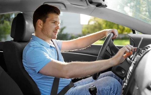 Мужчина или водитель за рулем автомобиля и с помощью gps — стоковое фото