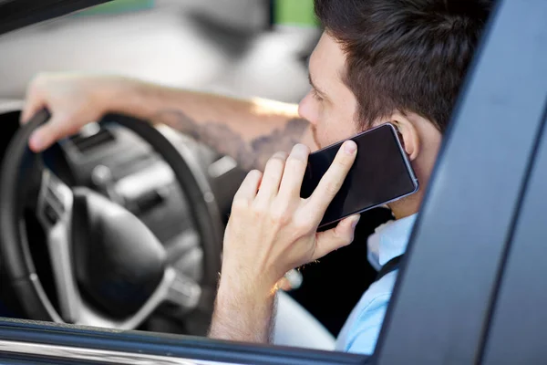 Homem dirigindo carro e chamando no smartphone — Fotografia de Stock