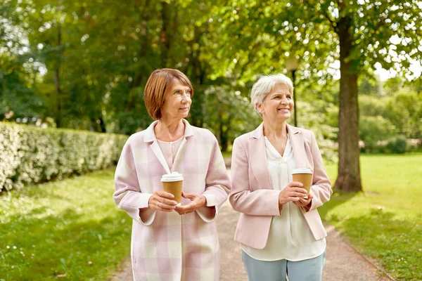 Idősebb nők vagy baráti ivás kávét a parkban — Stock Fotó