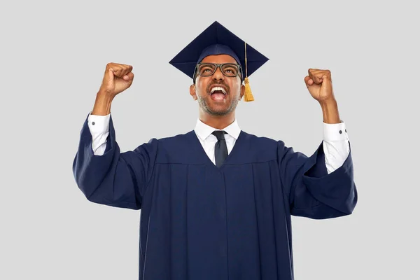 Felice studente indiano laureato celebrando il successo — Foto Stock