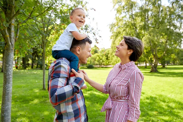 Щаслива сім'я розважається в літньому парку — стокове фото