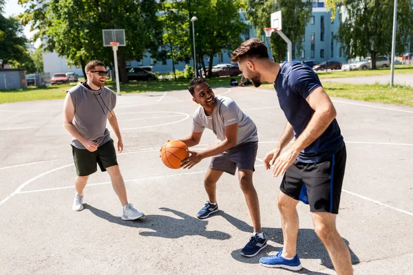 Sokak basketbolu oynayan erkek arkadaş grubu — Stok fotoğraf