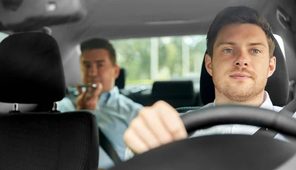 Motorista de táxi masculino dirigindo carro com passageiro — Fotografia de Stock