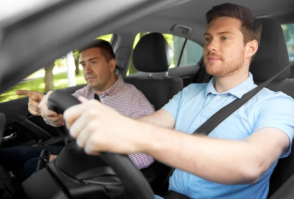 Istruttore di scuola guida auto insegnamento conducente maschile — Foto Stock