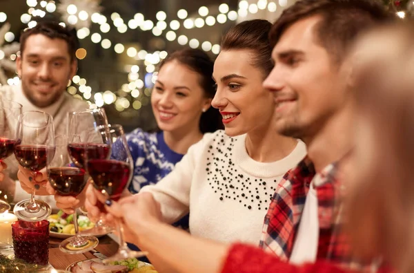 Amis célébrant Noël et boire du vin — Photo