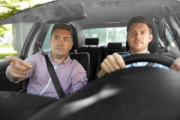 Istruttore di scuola guida auto insegnamento conducente maschile — Foto Stock