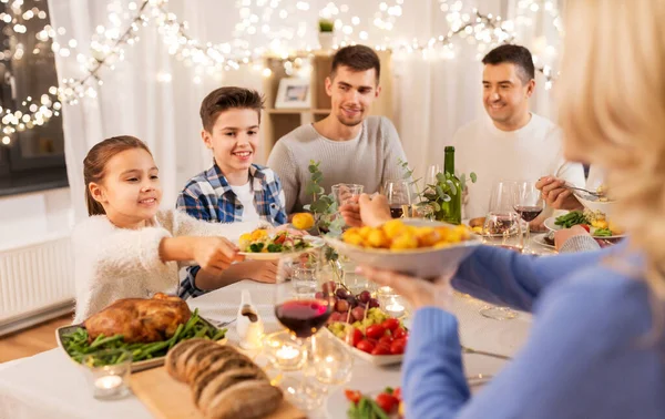 Szczęśliwa rodzina przy kolacji w domu — Zdjęcie stockowe