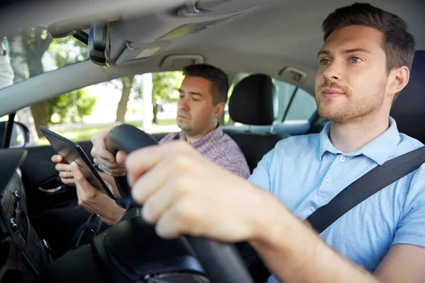 Auto rijden school instructeur en jonge bestuurder — Stockfoto