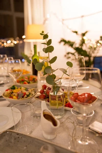 Tafel geserveerd met borden, wijnglazen en voedsel — Stockfoto