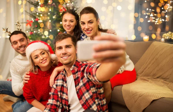 Friends celebrating christmas and taking selfie — Stock Photo, Image