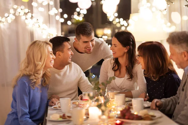 Família feliz ter festa de chá em casa — Fotografia de Stock