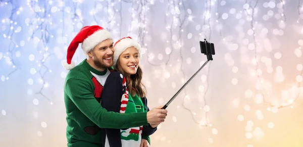 Felice coppia in maglioni di Natale prendendo selfie — Foto Stock