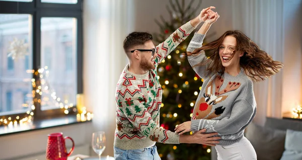 Ζευγάρι χορεύοντας με τα Χριστούγεννα άσχημο πουλόβερ πάρτι — Φωτογραφία Αρχείου