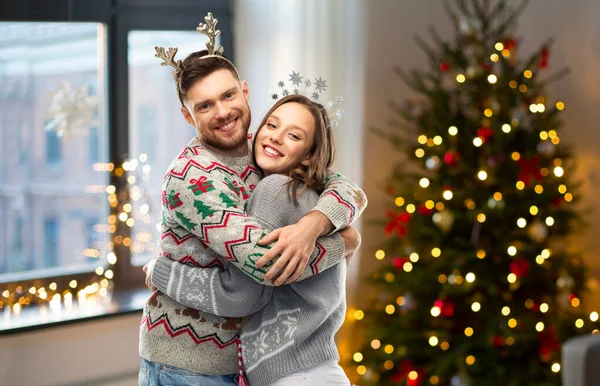 Heureux couple à noël laid pull fête — Photo