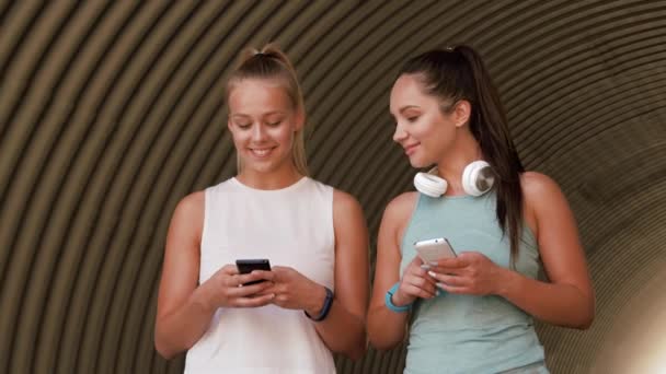 Mulheres ou amigas com smartphones — Vídeo de Stock