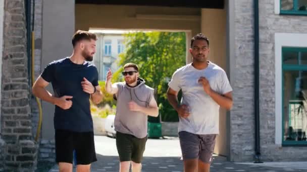 Homens jovens ou amigos homens correndo ao ar livre — Vídeo de Stock