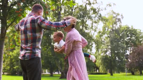 Familia feliz jugando en el parque de verano — Vídeos de Stock