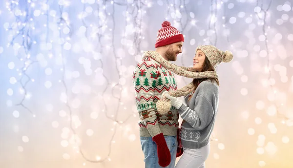 Gelukkig paar op kerst lelijke trui partij — Stockfoto