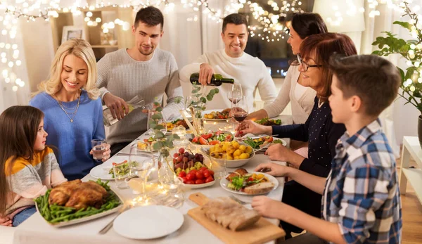 Familia feliz teniendo una cena en casa — Foto de Stock