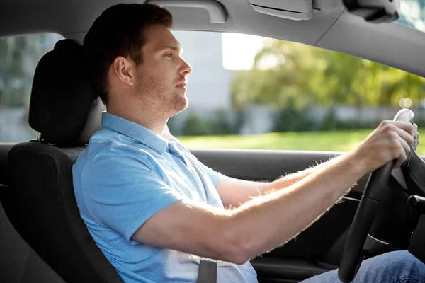 Uomo o autista sorridente che guida l'auto — Foto Stock