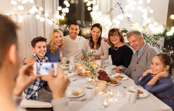 Rodina s večerní party a pořizování selfie Stock Obrázky