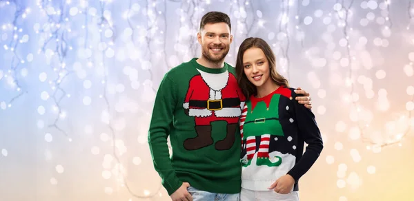 Feliz pareja en la fiesta de Navidad suéter feo —  Fotos de Stock